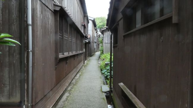 漁村に多い焼き板塀の家