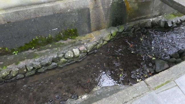 石で組まれた用水路ですね