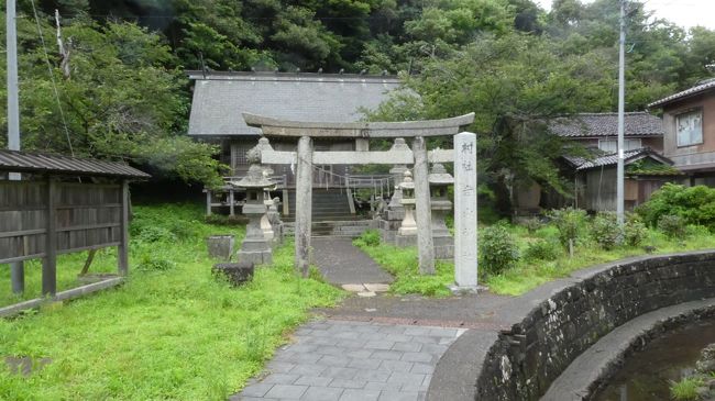 白山神社<br />でも　今では　お参りする人も少なくて<br /><br />右手の奥には　称光寺もあります