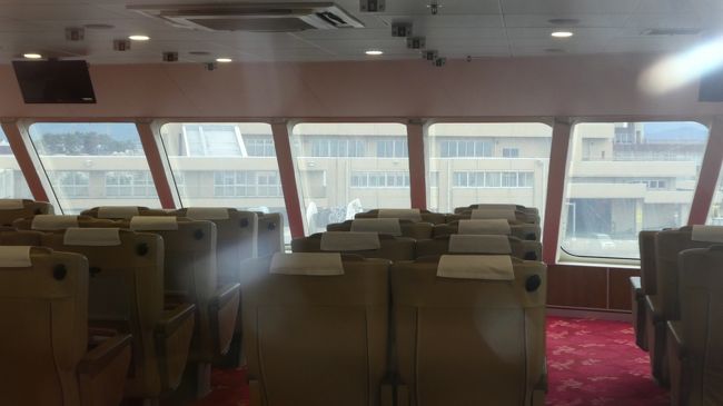 出港風景を　ズームでとらえて<br />佐渡とお別れでした<br /><br />そしてこの双胴船　あかね<br />2020年11月5日で　航行を終り　売却が決まりました<br /><br />現在　直江津　小木間の　フェリーはありません　一応運休になってますが