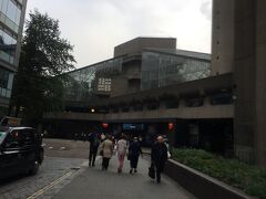 向かった先はこちら。
バービカン・センターBarbican Centre

先日の自爆テロの影響か、人が集まる建物の入場が厳しくなってます。入り口と出口を完全に分離。
また、コンサートホールに入るときには手荷物の目視検査もありました