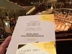 なんとか予定をこなして、たどり着たフィルハーモニーです。
航空券の手配の次に、ゲットした演奏会です。休みが取れるかどうかもはっきりしないのに。
航空券は多少の料金でキャンセルできるけど、こっちはね・・という見切り発車です。いつもですけど。

Berliner Philharmoniker
Sir Simon Rattle Dirigent
Imogen Cooper Klavier

