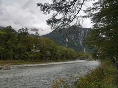 バスを降りて河童橋を目指します。空気が全然違う！