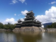 お昼前には松本城に到着。松本市は晴天でお城と青空がとても美しいです。