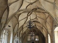 誰もいない奇跡の一枚（笑
特徴ある梁の『ヴラディスラフ・ホール』は、16世紀まで王宮として使われていた場所。現在では公式祝賀行事で使用されるとか。