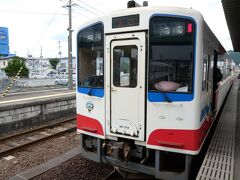 岩手県・久慈駅から、いよいよ三陸鉄道に乗ります。

久慈駅で乗り換えるときはいつもそんな感じのような気がしますが、
ＪＲ八戸線と三陸鉄道の接続は、総じて良いと思います。
逆にいえば、乗り継ぎの時間は短いということで、そして、三陸鉄道の車両に乗った時点で、既にかなり混んでいたりします。

ちなみに、久慈駅は、これで、宮古（三陸鉄道）と八戸（八戸線）につながっているわけですが、やはりそれでは東京方面となると遠いのか、二戸駅行きのＪＲバスがあり、二戸での乗り換えを前提とする新幹線のきっぷが久慈駅で発売されていた記憶がありますが、今回は久慈駅で降りる時間がなかったので、今もそうなのかな。