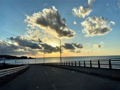 ウトロ方面へ抜けてきました。
丁度夕方に差し掛かる時間
オホーツク海と夕陽です