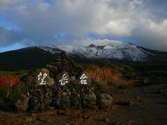 もう少し上り　十勝岳望岳台へ雪の積もり噴煙を上げた十勝岳と紅葉の赤のコントラストが見事です