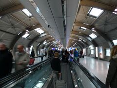 結局映画を見ることなく、定刻6:40にフランクフルト到着。