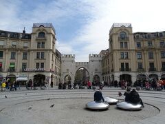 まずカールス門を目指す。
「あぁ、ヨーロッパ来た!」感が高まってくる。