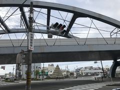 常滑駅横の陸橋です。
陶磁器会館方面から、駅方面をUFJ銀行と、この陸橋が映り込むようにした風景が泣きたい私は猫をかぶるに登場します。