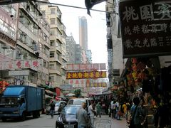 ８＜九龍到着＞
空港から１時間ちょっとで「九龍」（カオルーン）に到着。
道路上の大看板や道路にはみ出た露店、異様に細い高層ビルなど、カオスの雰囲気あふれる街は、いかにも「かつての香港」だ。