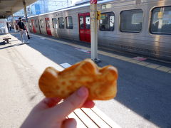 DENCHAが充電の為長めに停車している間に、ピントが合わなかったむっちゃん万十（ハムエッグ味）をむさぼり昼ごはんの代わりとする。卵1個分の大きさはあるので、小食な人ならこれで1食分になると思う。