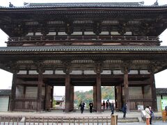 仁和寺まで来ました。入口には驚きの大きさと迫力の仁王門があります。二階建ての二重門と呼ばれる形式で知恩院、南禅寺と共に京都の三大門の一つだそうです。現在の門は家光によって再建されたものです。