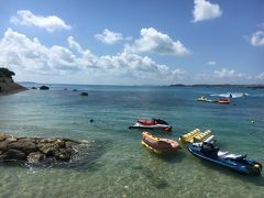 浜比嘉島へやってきました。このビーチは、人工ビーチらしく、サンゴや魚はいなそうです。駐車場は無料、ビーチも無料。でも、いまいちかな～と、スル―する。