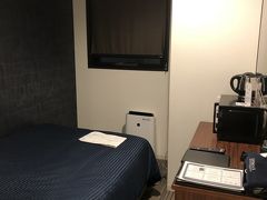 まず仕事で研修の講師という気合いを多少必要とする仕事があったので、会社近く、、、というわけで人形町のホテルリブマックス日本橋人形町へ。フロント氏がインド人でいきなり面食らうが、彼はGotoトラベルキャンペーンの地域共通クーポンをくれるだけが仕事で、あとは自動チェックイン機で、、、と言った感じ。