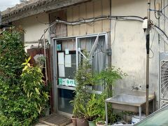 続いて紹介するのは、渋～いお店の『守礼』。
店の入り口が紛らわしいのですが、パッと見て入り口のように見える方ではなく、横にあるコチラから出入りします。