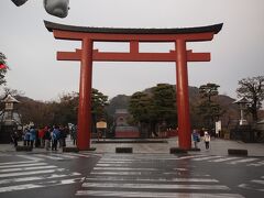 16：07　鶴岡八幡宮　三の鳥居
伊勢原の比々多神社のお参りには、もう間に合いそうにないので、ゆっくり鎌倉を楽しむことにしました。
鶴岡八幡宮の東側にある駐車場で夜も入出庫できるところに車を停めました。