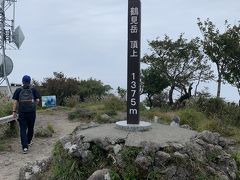 こちらは鶴見岳山頂。周りは雲が出て展望無しで残念でした。