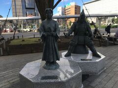 午前８時２０分、静岡駅北口スタート。
電車が遅れていたので、駅への到着が少し遅れました。
子供の銅像は、竹千代君像。
竹千代とは、徳川家康の幼少期の名前。
家康は、今川氏の人質として８歳から１９歳まで駿府（静岡）で過ごしました。
後ろにある銅像は今川義元。
家康の青年期から老年期の銅像は全国各地にあるようですが、幼少期ものもは静岡にしかないようです。
