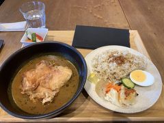 めっちゃ大きな鶏モモ肉を素揚げにしたのが、ドーンとスープカレーにのってきた～!　これは凄いボリュームだわ。　地元京都でとれた野菜をたくさん使ったスープカレーで、とってもコクがありました。　

スープカレーに入ってた、みじん切りされてシャリシャリしたのは、多分生姜でした!　なかなかユニークだけど美味しいスープカレーを頂きました。

後日、職場の後輩で、スープカレーと生姜が大好物な子(彼女の為にあるようなお店じゃん!)にこのお店のことを紹介したら早速食べに行ったようで、めちゃくちゃ美味しかった!と大満足したそうです。　良かった良かった!