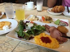 石垣島２日目の朝。
朝食はホテルのレストランで。
バイキングで好きなものを好きなだけ。
食べすぎ注意・・・