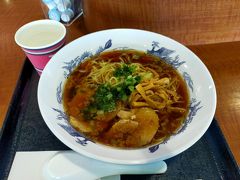 お昼をゆっくり食べる時間がないけど東京まで空腹を耐えるのは嫌だったのでゲート前で10分で食べた立ち食い尾道ラーメンです。味が濃いのもたまにはいいですね。