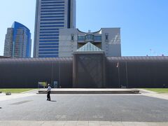トリエンナーレのメイン会場、横浜美術館です。
工事中ではありません。美術館の建物を梱包するこれも作品の一つです。