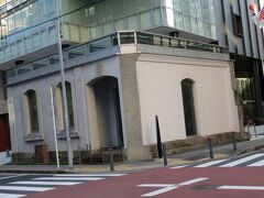 公演を離れ、馬車道に行く途中、不思議な建物を見つけました。
旧横浜居留地48番館です。