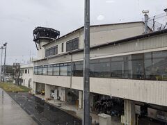 1時間程度で岡山空港に到着。
こちらも雨が降っています。