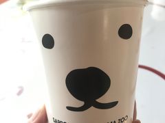 この日は地下鉄1dayパスを使いました！
まず円山動物園へ！
駅から15分ほど歩いて冷えたので、まずコーヒーを頂きました笑白クマさんのカップに入っていました！この白クマさんよく見ますよね！かわいい&#9825;
