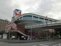 京急の最寄の能見台駅は快速特急は停車しないが、京急の分譲住宅街、公団等の集合住宅街があり、イトーヨーカー堂をキーテナントとする大型店舗、駅前の商店街がある。