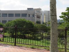 車窓からの眺め。
ドンピシャのタイミングで三ツ星のロゴマークが消えてしまいましたが、こちらはオリオンビール工場。
名護城がある名護中央公園の南口から出ると、すぐ傍にあるのがこの施設です。
工場見学はオンラインで予約が出来ますので、皆さんも出来立てのビールを飲みに行ってみませんか？
※2023年追記：　今まで無料で楽しめた工場見学ですが、今年から有料になりました。