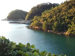 16:45、沖泊に到着しました。
静かな入り江。地元のおっちゃんがのんびり釣りをしていました。
