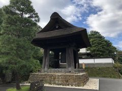 山門の横にあるのは、国宝の鐘楼。