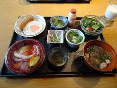 御宿野乃奈良のバイキングの朝食。売りは、6種の豪快盛海鮮丼（左下）器に入って用意されています。（そんなに豪快ではないような・・・）その他、奈良ならではのメニューもあり、朝からとっても楽しめます。コロナでも、それぞれにきちんとラップされているので安心です。
