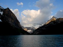 湖畔に出てみたら、両脇の山の頂とビクトリア氷河が朝日に照らされています。氷河が照らされているのは予想外です。
これから湖面にも日が射してくるはずですが、飛行機に間に合わないので、６：２５、泣く泣く出発しました。
