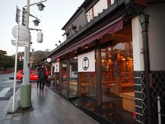 三の鳥居の前にある鎌倉彫の専門店「吾妻屋」
前を通り過ぎたのですが、母の形見の三段の小引き出しって、いったいどのくらいの値段なんだろうと店内へ。
残念ながら、同じような品物はありませんでした。
母の親友が送ってくれた結婚祝いの品、60年ほど前のものですね。