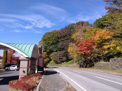 10:40　中禅寺郵便局前
紅葉の時期はバス停が移動され、裏道へ

ひとまず、荷物を預けにホテルへ立ち寄り