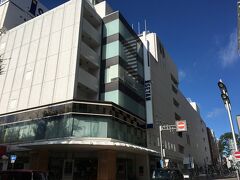 静岡伊勢丹
最近は百貨店を利用する機会が少なくなってしまいました。
こちらの伊勢丹は駅から少し距離があるため、もう何年も行っていません。
東海道はここを左へ曲がります。