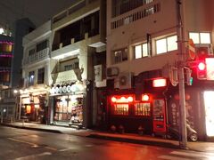 沖縄の夜・・・
周辺は飲み屋ばかり

どのお店も締め切り　密閉状態

お客さんはチラホラ