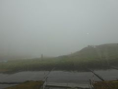 お天気が良ければ屈斜路湖が綺麗に見える場所ですが…。土砂降りの雨と濃い霧で何も見えません。