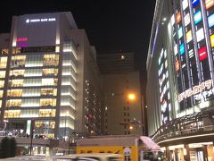今回は渋滞のもはまらず30分ちょっとで大阪駅に到着。
梅田駅阪急ホテル前が終点となる。

4，5年ぶりに大阪に来たのだが、前回とは比べ物にならないくらいさらに発展していた。