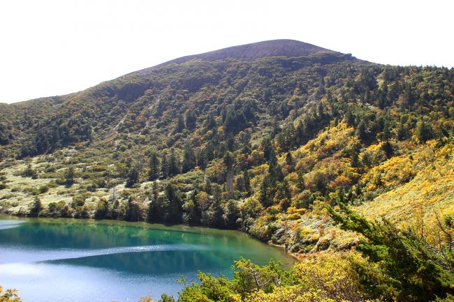 ☆魔女の瞳(五色沼)火口壁西側のガレ場から見上げた一切経山(1949m)<br /><br />魔女の瞳には何度も訪れていますが一切経山から下って<br />魔女の瞳(五色沼)火口壁西側のガレ場に立ったのは初めてです。<br />山は好きだけれど厳しい登山は嫌、と言う<br />根っからの軟弱者(^^;)。<br />だって1949mの山頂から1746mの魔女の瞳に一気に200mも下って<br />また200mも登るなんて軟弱者にそんなハードな選択など<br />あろうはずもありません。<br />