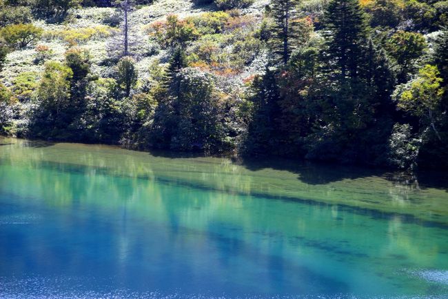 ☆五色沼火口壁西側のガレ場から見下ろした魔女の瞳<br /><br />ど～よ、<br />完璧に鏡のような水面です。<br />ただ湖底は黒くないのでコントラストのついた水鏡にはなりません。