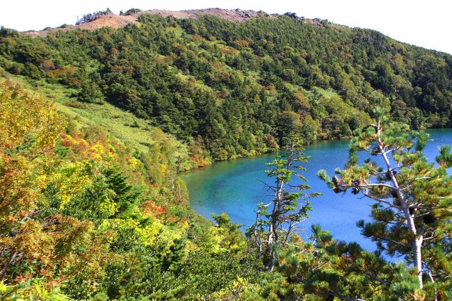 ☆五色沼火口壁西側のガレ場から見下ろした魔女の瞳