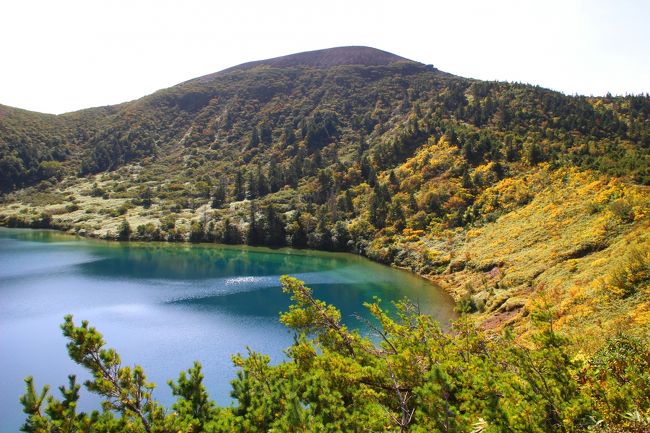 ☆五色沼火口壁西側のガレ場から見下ろした魔女の瞳<br /><br />わずかなさざ波でもあれば水面は水鏡になりません。