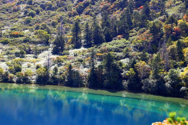 ☆五色沼火口壁西側のガレ場から見下ろした魔女の瞳