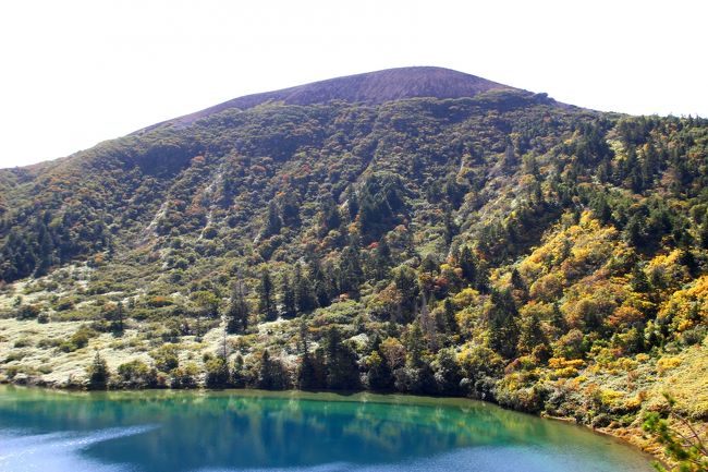 ☆魔女の瞳(五色沼)火口壁西側のガレ場から見上げた一切経山(1949m)<br /><br />体力のある人なら魔女の瞳の北側の家形山まで登り<br />魔女の瞳を見下ろすのも素敵だと思いますが<br />私は一切経山を登り下りするだけで精一杯、<br />なんせ5日後はGo To Travelで上高地、乗鞍、千畳敷カールに行くので<br />体力を少し温存しておく必要があります。