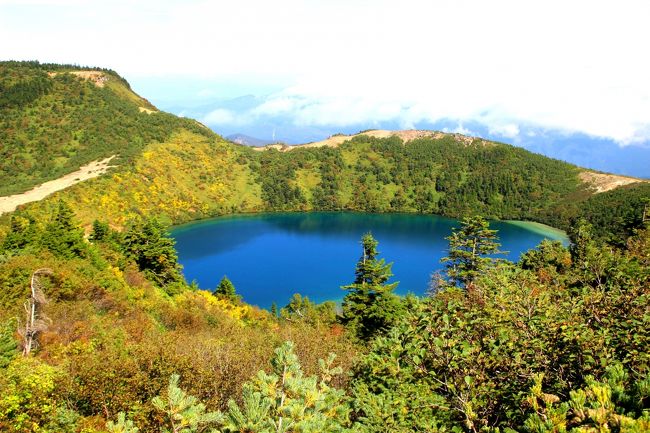 ☆一切経山北側登山道から見た魔女の瞳(五色沼)<br /><br />てなわけで、再び一切経山北側登山道を山頂まで登ります。